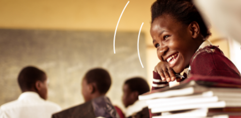 niña sonriente en clase